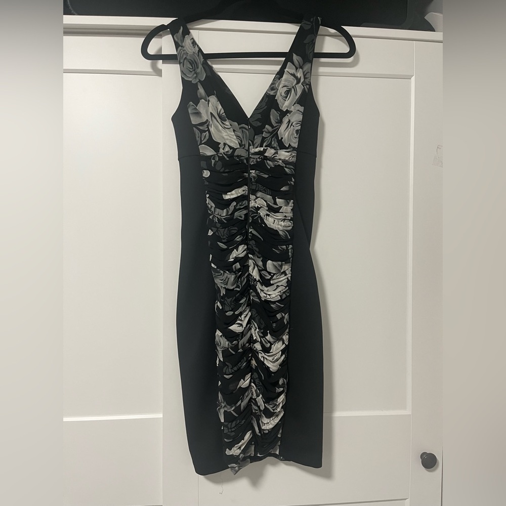 White House black market Sleeveless Ruched Front Floral Instantly Slimmi…